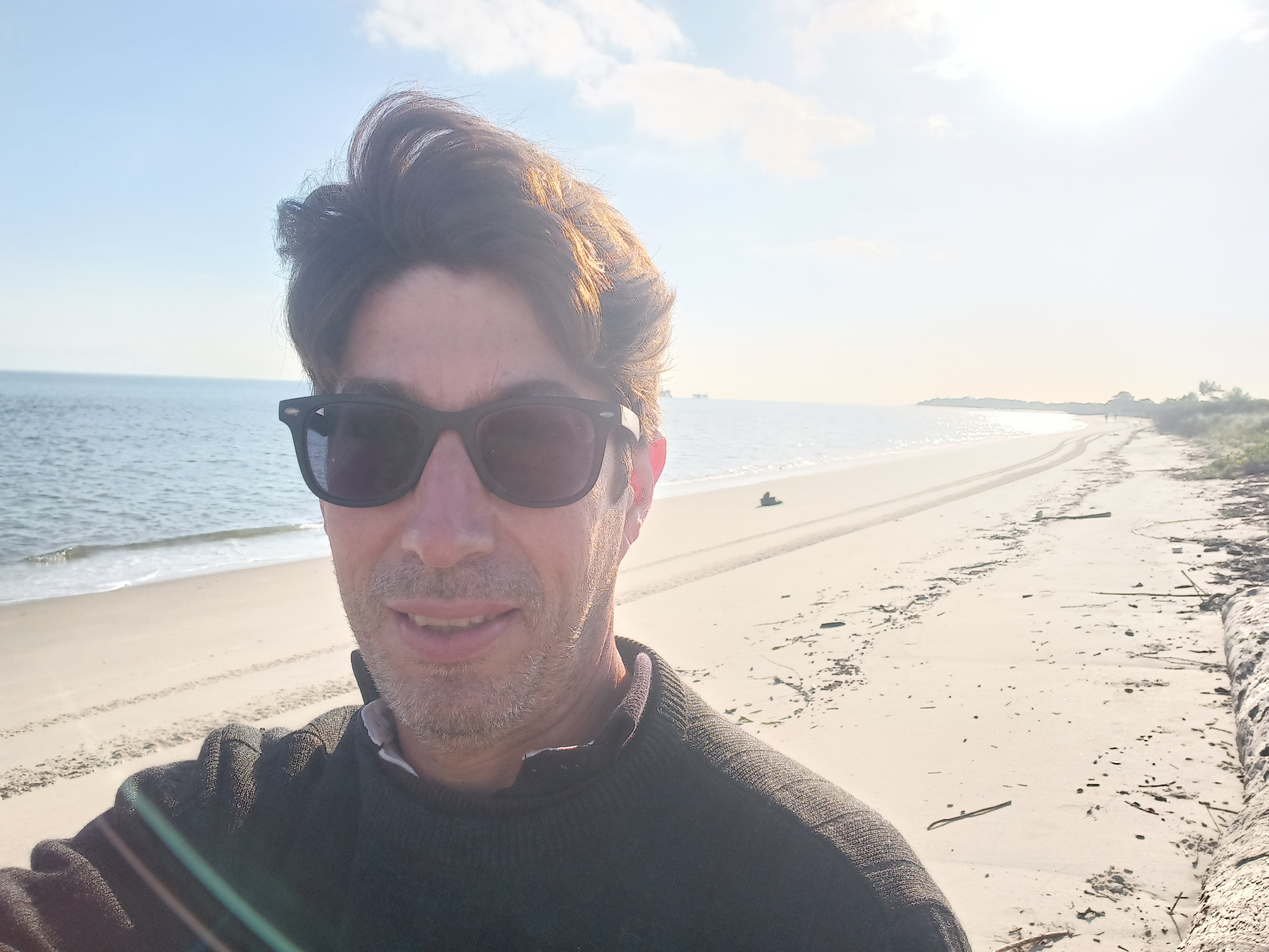 Rodrigo em uma praia ao amanhecer
