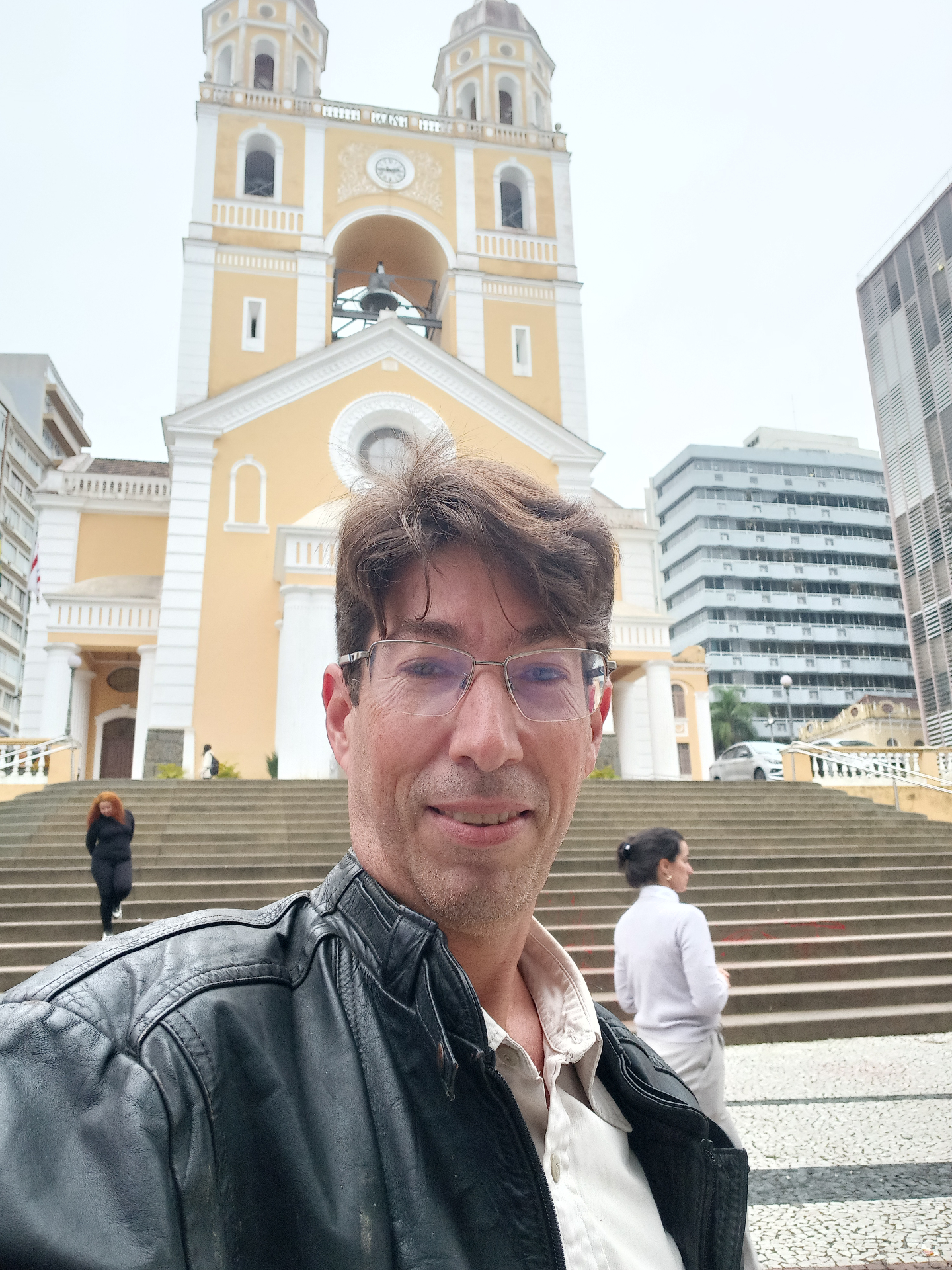 Rodrigo em frente à Catedral Metropolitana de Florianópolis