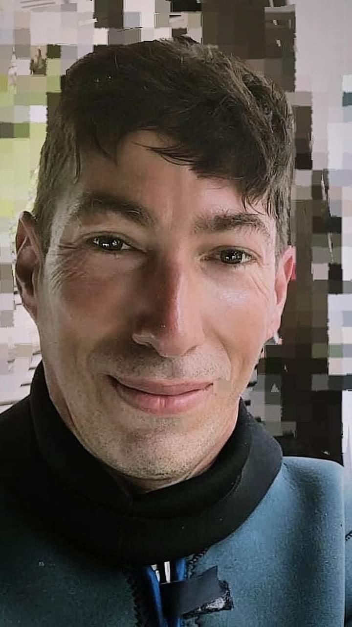 Retrato próximo de Rodrigo em traje de neoprene